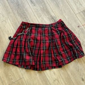 Plaid pleated mini skirt with chain detail